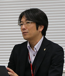 境目　真一郎氏