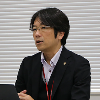 境目　真一郎氏