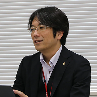 境目　真一郎氏