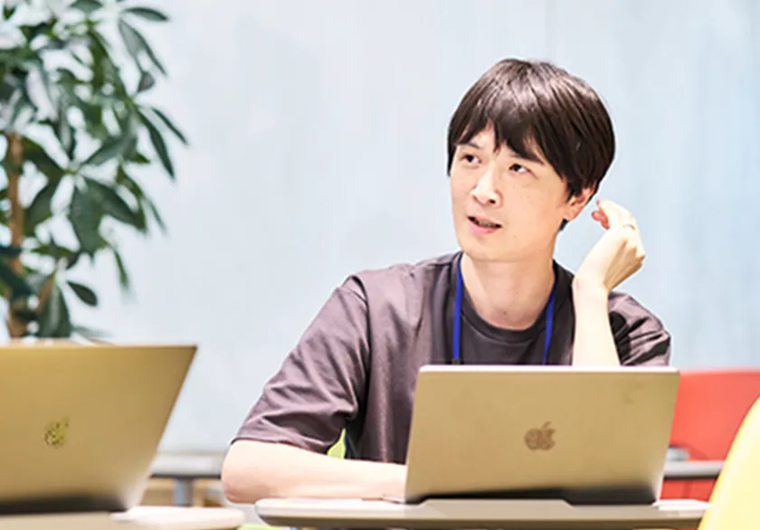 万谷 氏