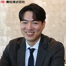 塚越 拓摩 氏