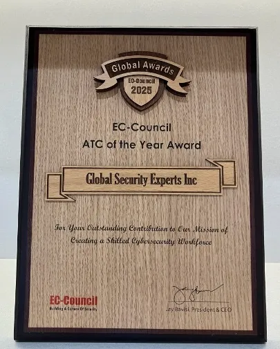 いただいた「EC-COUNCIL Instructor of The Year」の盾